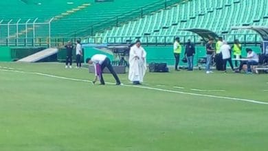 Un cura intent&oacute; sacar "la maldici&oacute;n" en el estadio del Deportivo Cali