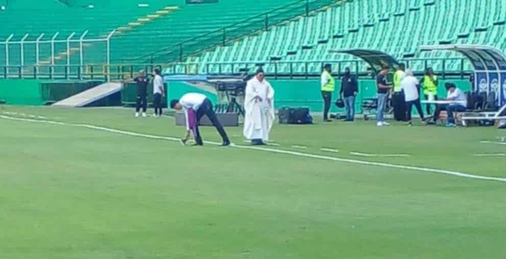Un cura intent&oacute; sacar "la maldici&oacute;n" en el estadio del Deportivo Cali