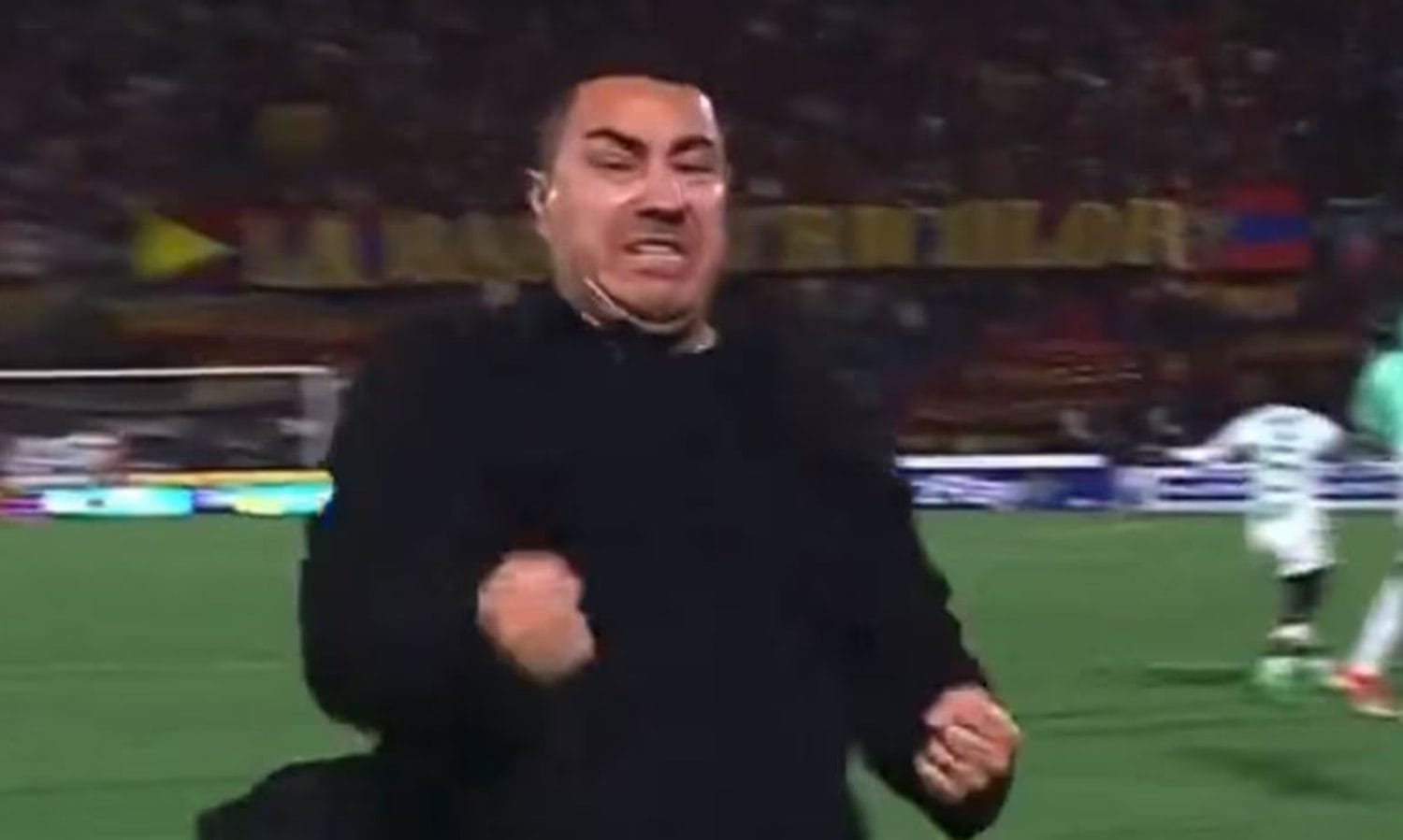 Sobre los gestos de Ju&aacute;rez, el entrenador del Medell&iacute;n, Alejandro Restrepo, se mostr&oacute; molesto y lament&oacute; que se den este tipo de provocaciones: &ldquo;Lo que pas&oacute; con el entrenador no va con los valores y principios de los antioque&ntilde;os ni nos ayuda como sociedad. Hablar del partido sobra, porque pudo haber pasado algo muy grave&rdquo;.