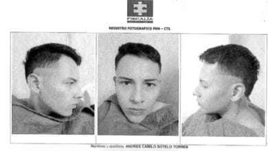 En las &uacute;ltimas horas se conoci&oacute; que Andr&eacute;s Camilo Sotelo Torres, de 27 a&ntilde;os, tiene antecedentes judiciales relacionados con un homicidio doloso ocurrido en diciembre de 2022, cuando fue capturado en flagrancia tras cometer un robo con un arma cortopunzante. Ahora, Sotelo se encuentra nuevamente en el centro de una investigaci&oacute;n por el homicidio de Juan Felipe Rinc&oacute;n Morales, hijo del Inspector General de la Polic&iacute;a Nacional, ocurrido el 24 de noviembre en el barrio Quiroga, al sur de Bogot&aacute;. Rinc&oacute;n, de 21 a&ntilde;os, falleci&oacute; tras recibir un disparo en el t&oacute;rax durante una pelea. Seg&uacute;n la Fiscal&iacute;a, Sotelo es el principal sospechoso y enfrenta cargos de homicidio agravado y porte ilegal de armas. Sin embargo, la defensa de Sotelo asegura que el disparo mortal fue realizado por Sergio Felipe Rico Rueda, escolta de la v&iacute;ctima, quien portaba -seg&uacute;n un informe- la &uacute;nica arma apta para hacer un disparo como el que puso fin a la vida del inspector de Polic&iacute;a, William Rinc&oacute;n. El caso ha generado gran inter&eacute;s p&uacute;blico, ya que las circunstancias del crimen incluyen un supuesto intento de confrontar a Rinc&oacute;n por parte de la familia de una menor de ocho a&ntilde;os, que lo acusaba de sostener conversaciones inapropiadas con ella. Este enfrentamiento escal&oacute; hasta convertirse en una pelea violenta que termin&oacute; con la muerte del joven. En la escena del crimen, las autoridades encontraron dos armas: una pistola SIG Sauer, registrada a nombre de la escolta, y un rev&oacute;lver Dan Wesson, entregado por la hermana de Sotelo, quien afirm&oacute; que esta &uacute;ltima pertenece a su hermano. La madre de Rinc&oacute;n, Dina Morales, neg&oacute; cualquier comportamiento indebido de su hijo y afirm&oacute; que en mayo denunci&oacute; suplantaciones en redes sociales. Por su parte, el general William Rinc&oacute;n, padre de la v&iacute;ctima, pidi&oacute; que se esclarezcan los hechos sin encubrir a nadie. Andr&eacute;s Sotelo, quien ha declarado su inocencia, accedi&oacute; a una prueba de absorci&oacute;n at&oacute;mica para determinar si dispar&oacute; un arma. Las investigaciones contin&uacute;an para aclarar el caso y establecer las responsabilidades de los involucrados.