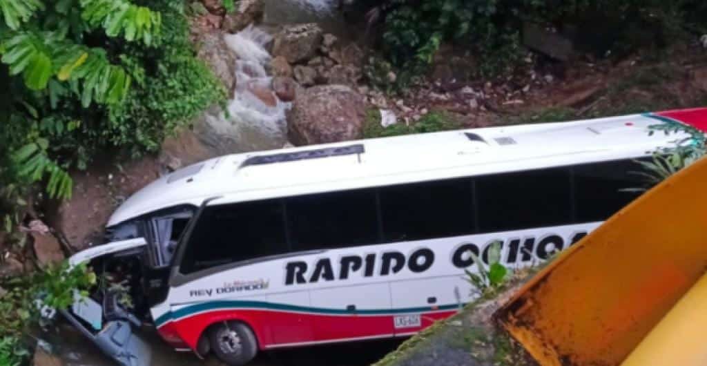 Tres fallecidos y 20 heridos dejó choque de bus en la vía Bogotá – Medellín