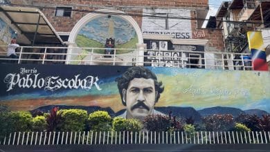 Gritaron &ldquo;por fin&rdquo; al borrar mural de Pablo Escobar en la comuna 9 de Medell&iacute;n