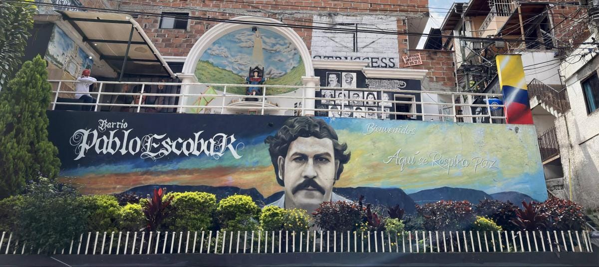 Gritaron &ldquo;por fin&rdquo; al borrar mural de Pablo Escobar en la comuna 9 de Medell&iacute;n