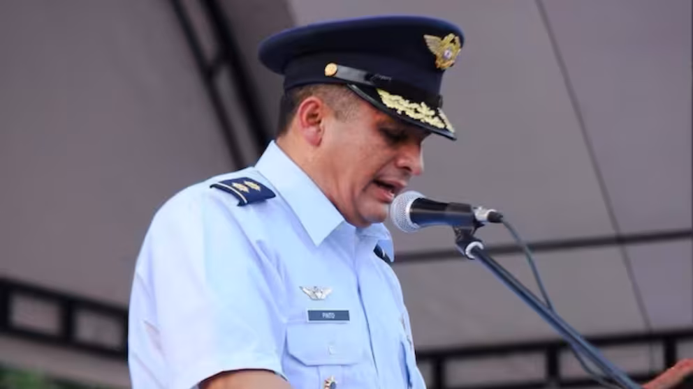 *“Mi hijo está en manos de Dios”: el mensaje de Giovanny Ayala al cumplirse cuatro días del secuestro* —-------Miguel Ayala, de 23 años, fue retenido junto a su mánager, Nicolás Pantoja, en una vía rural de Cajibío (Cauca). Ambos viajaban hacia el aeropuerto para tomar un vuelo hacia Bogotá—------------ El cantante Giovanny Ayala volvió a pronunciarse en medio del secuestro de su hijo Miguel, quien completa cuatro días en poder de un grupo armado señalado de pertenecer al frente Jaime Martínez de las disidencias de las Farc. La incertidumbre que atraviesa la familia ha llevado al artista a refugiarse en la fe, una constante en las publicaciones que ha compartido durante las últimas horas. A través de su cuenta de Instagram, Ayala publicó un nuevo mensaje en el que ruega por la liberación del joven músico. El texto está acompañado de una cita bíblica que él mismo resaltó: “Todo lo puedo en Cristo que me fortalece” (Filipenses 4:13). Junto a ese versículo, escribió: “Solo para Dios todo es posible. Mi hijo está en mano de Dios todo poderoso creador del universo”. El artista ha insistido en pedir respeto por el difícil momento que atraviesan. En una comunicación anterior expresó que se trata de “una situación extremadamente difícil” y que no es momento para “comentarios hirientes, especulaciones ni juicios fuera de lugar”. También agradeció a quienes han mostrado apoyo y acompañamiento a la familia desde que se conoció la noticia. Miguel Ayala, de 23 años, fue retenido junto a su mánager, Nicolás Pantoja, en una vía rural de Cajibío (Cauca). Ambos viajaban hacia el aeropuerto para tomar un vuelo hacia Bogotá luego de una serie de presentaciones. El conductor del vehículo, quien fue dejado en libertad en el sitio, alertó a las autoridades de lo ocurrido. El comandante de la Policía Metropolitana de Cali, general Henry Yesid Bello, señaló que los dos fueron interceptados por hombres armados en el caserío El Túnel y que los responsables serían integrantes del frente Jaime Martínez. Miguel había estado horas antes en una discoteca del sector de Huisitó, en El Tambo, donde compartió con seguidores que lo rodearon para pedirle fotos. Mientras avanza la investigación para determinar su ubicación, las autoridades mantienen operativos en la zona y la familia del artista continúa a la espera de alguna señal que permita conocer su estado. En redes sociales, miles de usuarios se han sumado a las oraciones que Giovanny Ayala ha difundido en sus más recientes publicaciones.