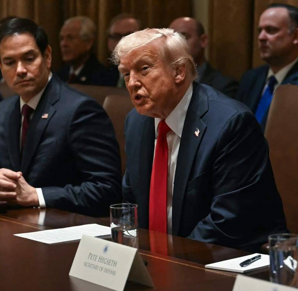 La advertencia se relaciona con instalaciones estrat&eacute;gicas como la terminal petrolera ubicada en la isla de Kharg, considerada uno de los principales puntos de exportaci&oacute;n de crudo del pa&iacute;s asi&aacute;tico. Un eventual ataque contra esa infraestructura podr&iacute;a tener efectos relevantes en el mercado energ&eacute;tico internacional.