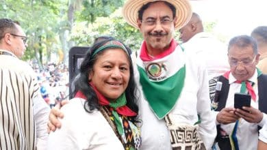 Ritual ind&iacute;gena marcar&aacute; el inicio de la campa&ntilde;a de Cepeda y Quilcu&eacute; en el Cauca El arranque de la campa&ntilde;a presidencial de Iv&aacute;n Cepeda y su f&oacute;rmula vicepresidencial, Aida Quilcu&eacute;, tendr&aacute; un componente simb&oacute;lico y espiritual en el suroccidente del pa&iacute;s. El primer acto pol&iacute;tico de la dupla se realizar&aacute; en territorio ind&iacute;gena, donde se llevar&aacute; a cabo una ceremonia ancestral como antesala al inicio del recorrido electoral. El evento se desarrollar&aacute; en un resguardo del municipio de P&aacute;ez, en el departamento del Cauca, y estar&aacute; liderado por autoridades tradicionales y sabedores del pueblo Nasa, junto con familiares de la candidata vicepresidencial. La actividad busca dar un sentido de armon&iacute;a al proceso pol&iacute;tico y preparar a los aspirantes para la contienda. De acuerdo con voceros cercanos a la campa&ntilde;a, este tipo de pr&aacute;cticas hacen parte de la cosmovisi&oacute;n ind&iacute;gena y representan un paso necesario antes de asumir responsabilidades de alto impacto. En ese contexto, la ceremonia pretende generar equilibrio, claridad y cohesi&oacute;n dentro del equipo pol&iacute;tico que acompa&ntilde;ar&aacute; la aspiraci&oacute;n. El acto tambi&eacute;n tiene un componente colectivo, en la medida en que busca integrar distintos sectores sociales alrededor del proyecto pol&iacute;tico. Desde la campa&ntilde;a consideran que este inicio simboliza un puente entre comunidades ind&iacute;genas, campesinas y otros grupos de la sociedad. Tras este encuentro espiritual, la agenda de los candidatos continuar&aacute; en el centro del pa&iacute;s. Est&aacute; previsto que en los d&iacute;as siguientes se realicen actividades p&uacute;blicas para dar visibilidad nacional al proyecto pol&iacute;tico y consolidar apoyos de cara a las elecciones. La movilizaci&oacute;n contar&aacute; con el acompa&ntilde;amiento de organizaciones sociales y comunitarias, que ven en esta candidatura una apuesta por fortalecer la participaci&oacute;n desde los territorios y las tradiciones ancestrales.