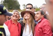 El mensaje estuvo enfocado en el impacto econ&oacute;mico que generan las altas tarifas en los hogares coste&ntilde;os. &ldquo;No m&aacute;s que los coste&ntilde;os tengan que escoger entre comer y pagar la luz. Se tiene que poder tener luz y comer dignamente&rdquo;, manifest&oacute;, al referirse a la presi&oacute;n que enfrentan muchas familias para cubrir este servicio.