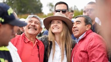 El mensaje estuvo enfocado en el impacto econ&oacute;mico que generan las altas tarifas en los hogares coste&ntilde;os. &ldquo;No m&aacute;s que los coste&ntilde;os tengan que escoger entre comer y pagar la luz. Se tiene que poder tener luz y comer dignamente&rdquo;, manifest&oacute;, al referirse a la presi&oacute;n que enfrentan muchas familias para cubrir este servicio.