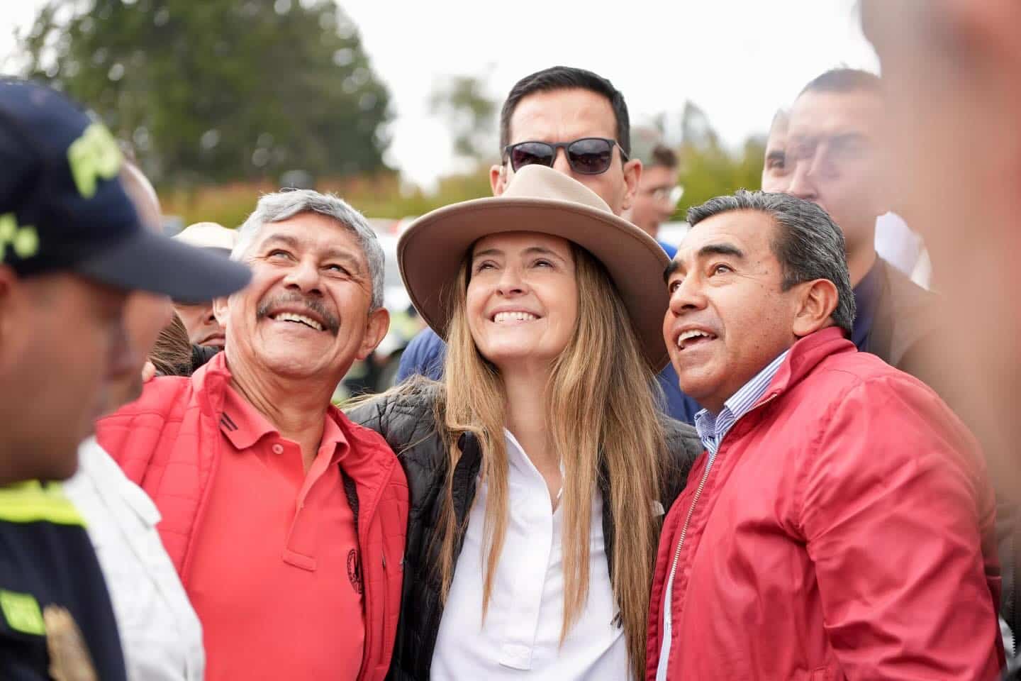 El mensaje estuvo enfocado en el impacto econ&oacute;mico que generan las altas tarifas en los hogares coste&ntilde;os. &ldquo;No m&aacute;s que los coste&ntilde;os tengan que escoger entre comer y pagar la luz. Se tiene que poder tener luz y comer dignamente&rdquo;, manifest&oacute;, al referirse a la presi&oacute;n que enfrentan muchas familias para cubrir este servicio.