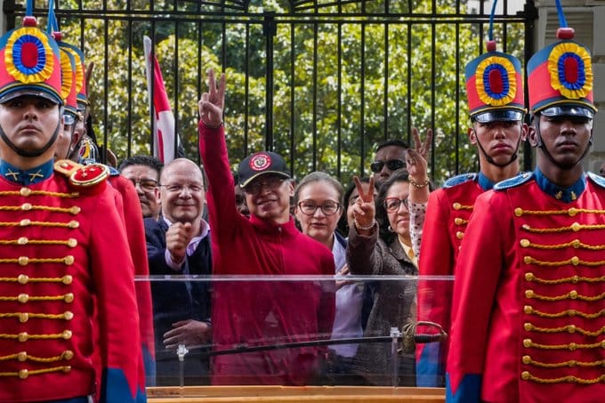 Petro lanz&oacute; duro mensaje al devolver la espada de Bol&iacute;var: "Virrey ileg&iacute;timo"